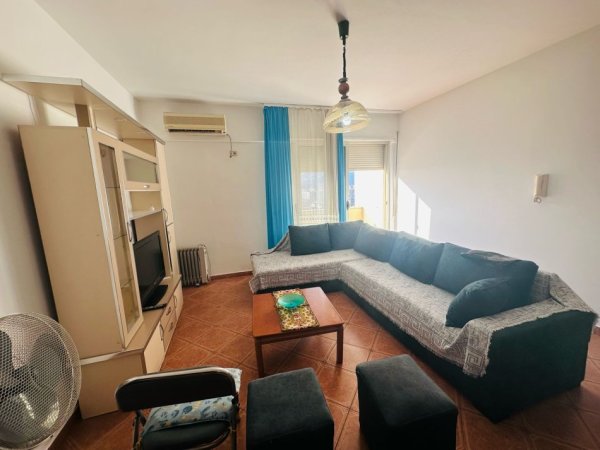 Tirane, jepet me qera apartament 2+1+Ballkon Kati 10, 90 m² 530 € (Rr.e kavajes)