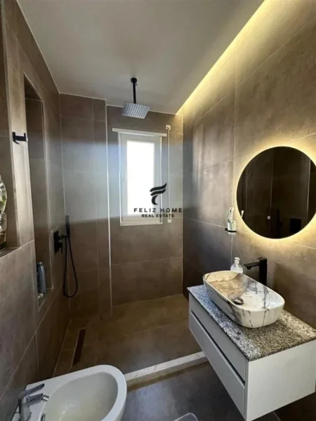 Tirane, jepet me qera apartament 2+1+Ballkon Kati 7, 100 m² 1.100 € (PORCELAN)