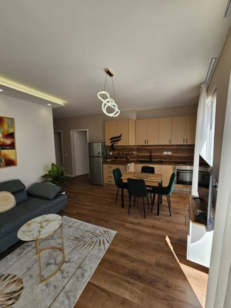 Tirane, jepet me qera apartament 2+1 Kati 3, 107 m² 1.200 € (RRUGA E BARRIKADAVE)
