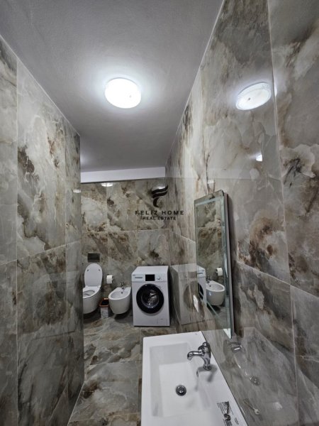 Tirane, jepet me qera apartament 2+1 Kati 3, 107 m² 1.200 € (RRUGA E BARRIKADAVE)