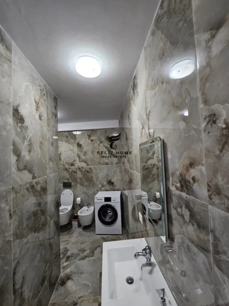 Tirane, jepet me qera apartament 2+1 Kati 3, 107 m² 1.000 € (RRUGA E BARRIKADAVE)