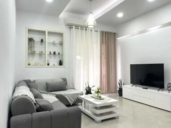 Tirane, jepet me qera apartament 1+1+Ballkon Kati 2, 65 m² 600 € (KOPSHTI ZOOLOGJIK)