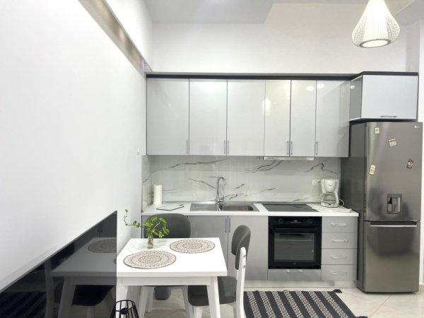 Tirane, jepet me qera apartament 1+1+Ballkon Kati 2, 65 m² 600 € (KOPSHTI ZOOLOGJIK)