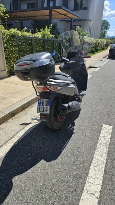 Tirane, shes Motociklete Kymco , gri metalizato 27.000 km 2.500 €