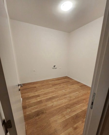 ZYRE ME QERA 65 M2 QENDER 600 EURO