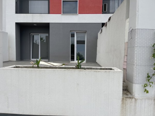 Tirane, jepet me qera apartament 1+1+Ballkon Kati 1, 50 m² 350 € (Univers City)