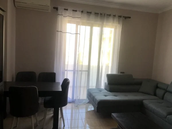 Tirane, jepet me qera apartament 1+1+Ballkon Kati 6, 70 m² 840 € (Rruga Gjon Buzuku)