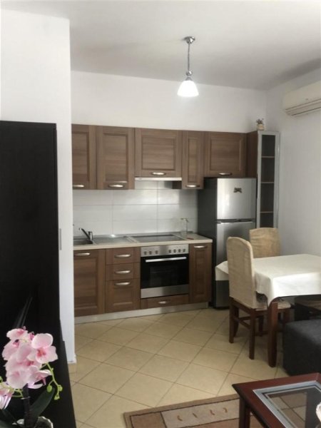 Tirane, jepet me qera apartament 1+1+Ballkon Kati 4, 70 m² siper Xhamllikut, perballe Rossman Lala 42.000 leke
