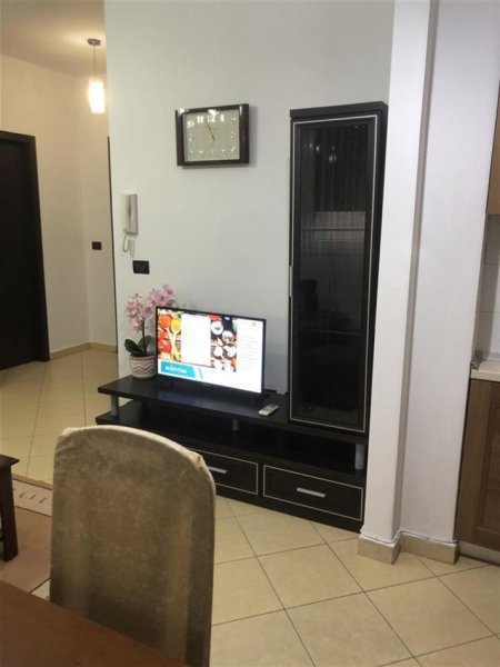 Tirane, jepet me qera apartament 1+1+Ballkon Kati 4, 70 m² siper Xhamllikut, perballe Rossman Lala 42.000 leke