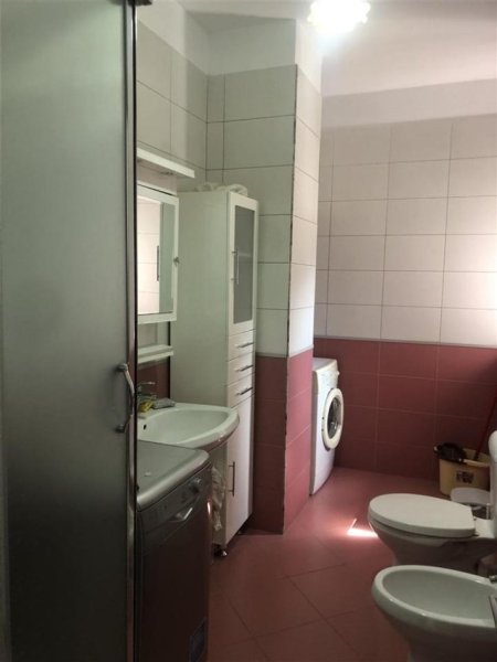 Tirane, jepet me qera apartament 1+1+Ballkon Kati 4, 70 m² siper Xhamllikut, perballe Rossman Lala 42.000 leke