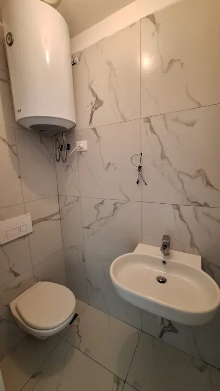 Tirane, jap me qera zyre Kati 1, 21 m² 250 € (Rruga Jordan Misja)