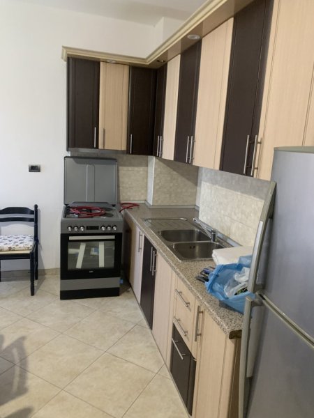 Tirane, jepet me qera shtepi 3+1+Aneks+Ballkon Kati 3, 120 m² 400 € (Laprake)