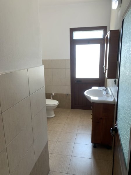 Tirane, jepet me qera shtepi 3+1+Aneks+Ballkon Kati 3, 120 m² 400 € (Laprake)