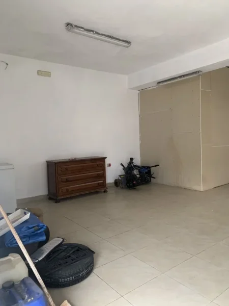 Tirane, jepet me qera magazine Kati 0, 80 m² 300 € (Kombinat)