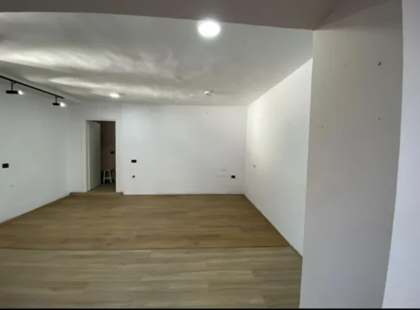 Tirane, jepet me qera ambjent biznesi Kati 0, 40 m² 350 € (Pediatria)