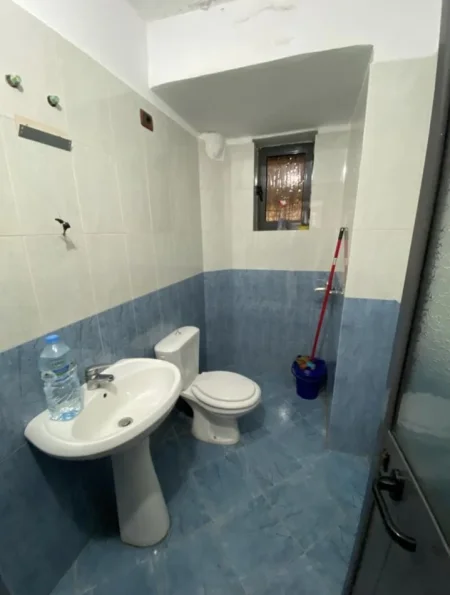 Tirane, jepet me qera ambjent biznesi Kati 0, 40 m² 350 € (Pediatria)