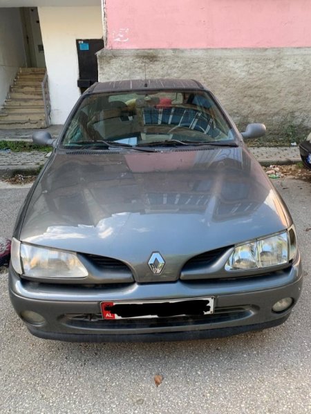 Tirane, shes makine Renault Megane 1598 cc Benzin, gri e erret manuale Kondicioner 171.000 km 1.000 €