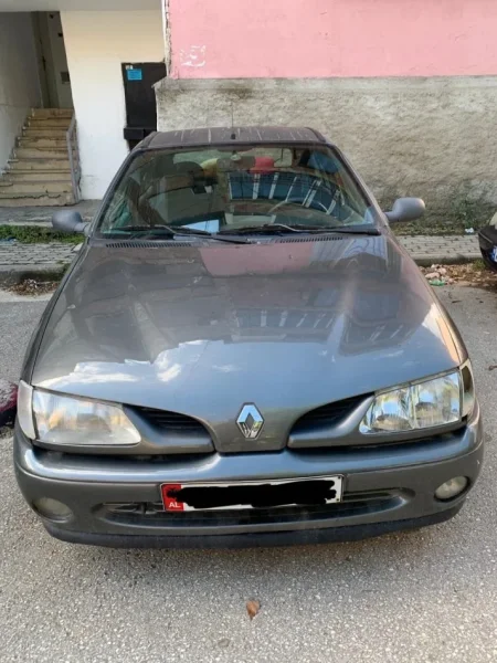 Tirane, shes makine Renault Megane 1598 cc Benzin, gri e erret manuale Kondicioner 171.000 km 700 €
