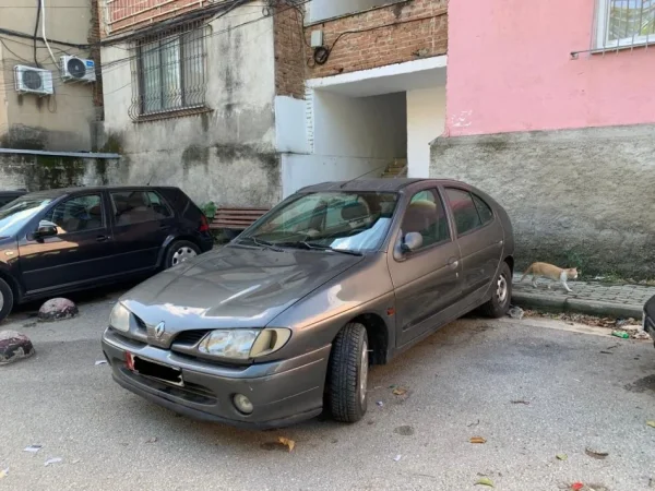 Tirane, shes makine Renault Megane 1598 cc Benzin, gri e erret manuale Kondicioner 171.000 km 700 €