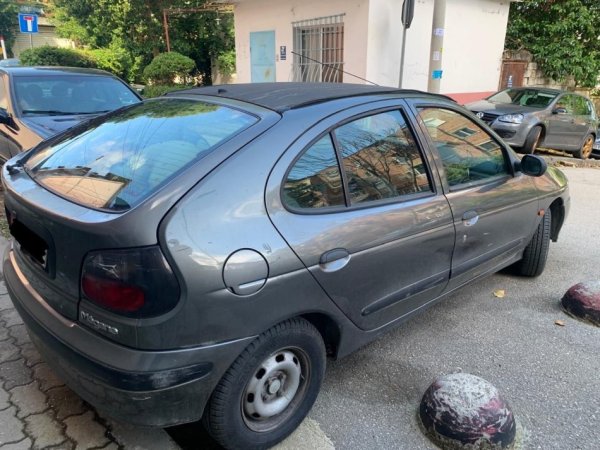 Tirane, shes makine Renault Megane 1598 cc Benzin, gri e erret manuale Kondicioner 171.000 km 1.000 €