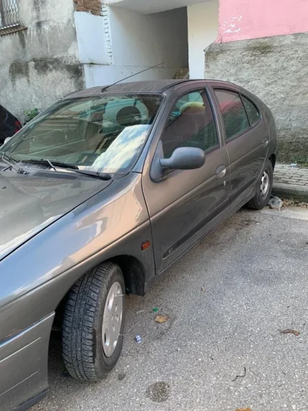 Tirane, shes makine Renault Megane 1598 cc Benzin, gri e erret manuale Kondicioner 171.000 km 700 €