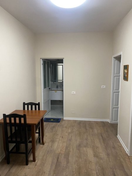 Tirane, jepet me qera apartament 1+1+Ballkon Kati 1, 350 € (Rruga 5 Maji Llagja Rame Sadria)