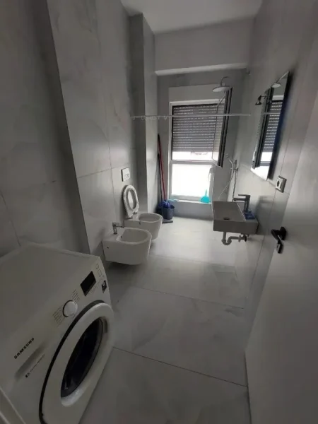 Tirane, jepet me qera apartament 1+1 Kati 5, 50 m² 400 € (Ali Demi)