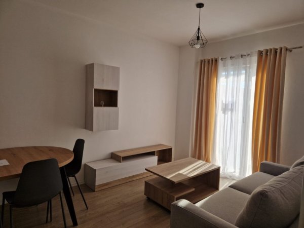 Tirane, jepet me qera apartament 1+1 Kati 1, 50 m² 35,000 leke (Univers City)
