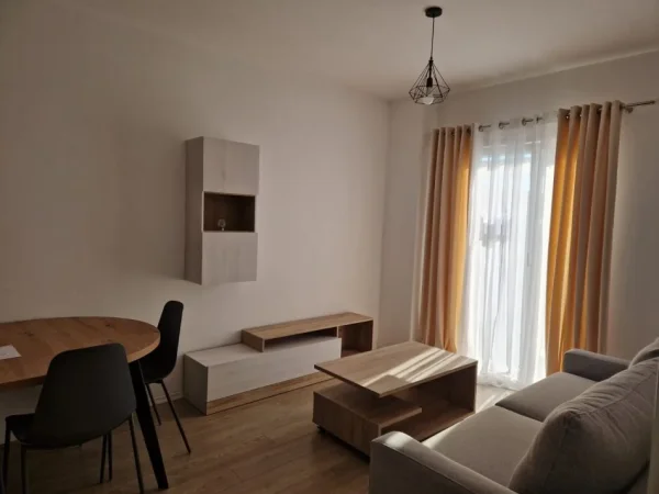 Tirane, jepet me qera apartament 1+1 Kati 1, 50 m² 35,000 leke (Univers City)