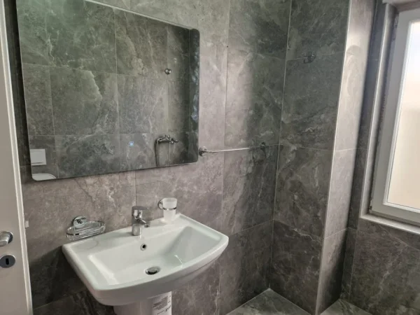 Tirane, jepet me qera apartament 1+1 Kati 1, 50 m² 35,000 leke (Univers City)