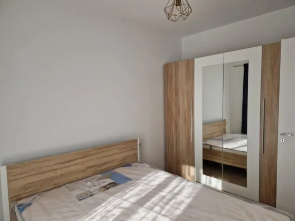 Tirane, jepet me qera apartament 1+1 Kati 1, 50 m² 35,000 leke (Univers City)