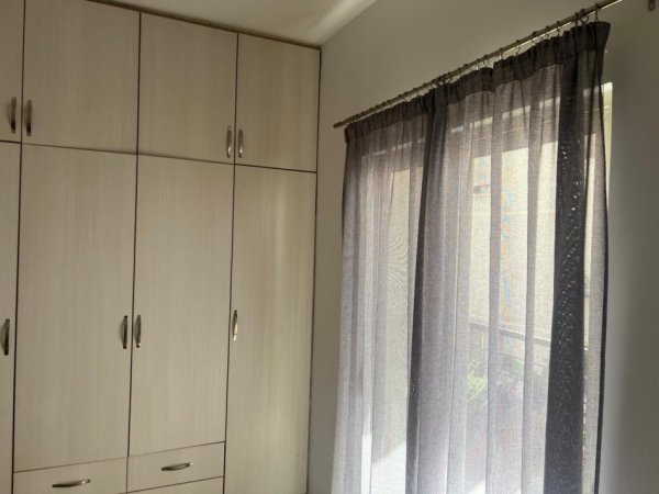 Tirane, jepet me qera apartament 2+1+Ballkon Kati 2, 85 m² 400 € (Hasan vogli)