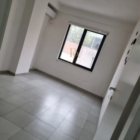 Tirane, jepet me qera ambjent biznesi Kati 3, 94 m² 800 € (Pazari i Ri)