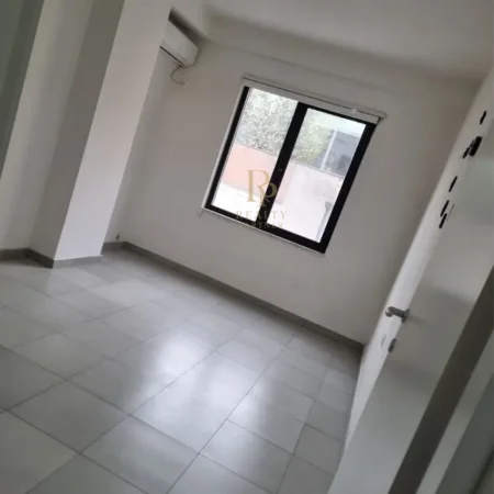 Tirane, jepet me qera ambjent biznesi Kati 3, 94 m² 800 € (Pazari i Ri)