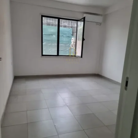 Tirane, jepet me qera ambjent biznesi Kati 3, 94 m² 800 € (Pazari i Ri)