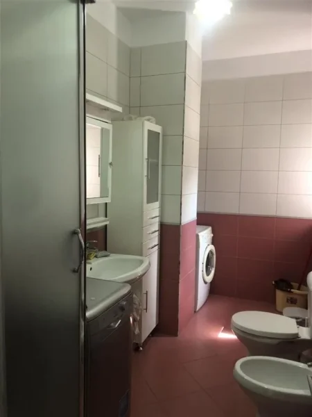 Tirane, jepet me qera apartament 1+1 Kati 4, 62 m² 42,000 leke (Perballe me Rosman Lala)