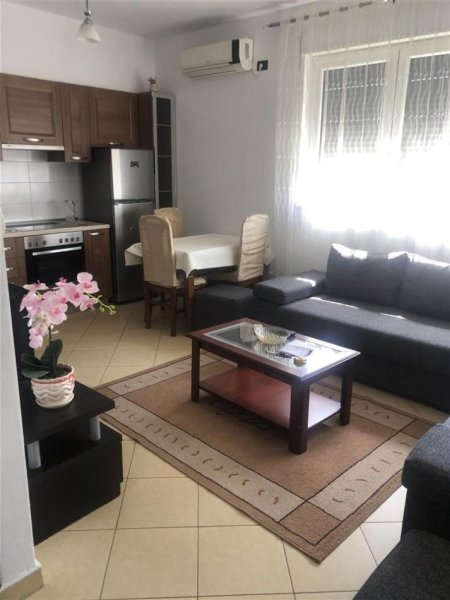 Tirane, jepet me qera apartament 1+1 Kati 4, 62 m² 42,000 leke (Perballe me Rosman Lala)