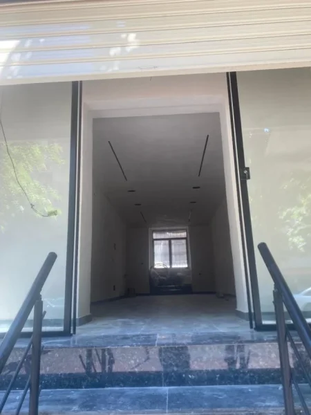 Tirane, jepet me qera dyqan Kati 0, 60 m² 1.200 € (rruga e barrikadave)