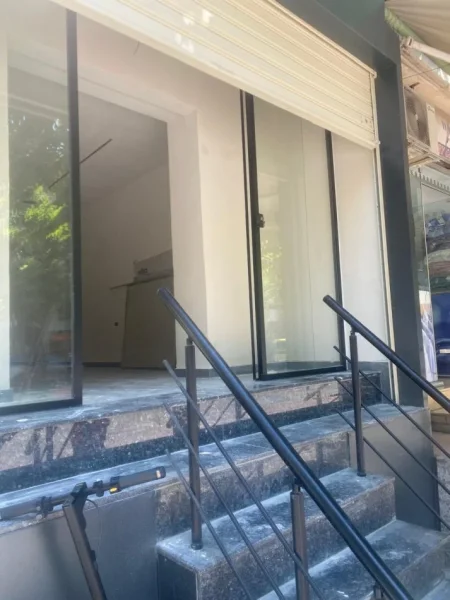 Tirane, jepet me qera dyqan Kati 0, 60 m² 1.200 € (rruga e barrikadave)