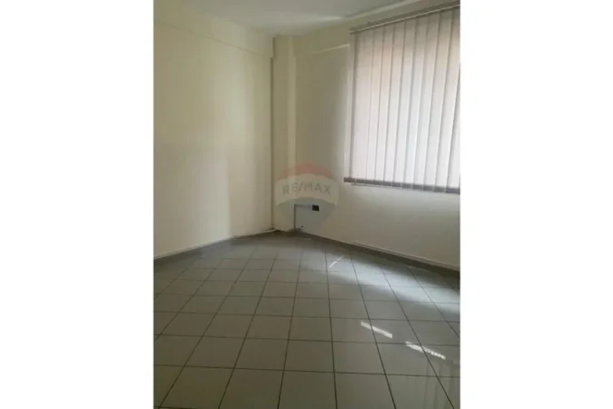 Tirane, jepet me qera zyre Kati 1, 170 m² 1.200 € (Rruga e Dibres)