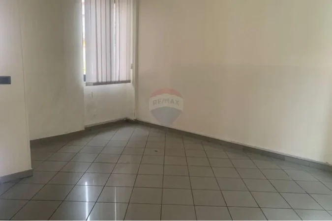 Tirane, jepet me qera zyre Kati 1, 170 m² 1.200 € (Rruga e Dibres)