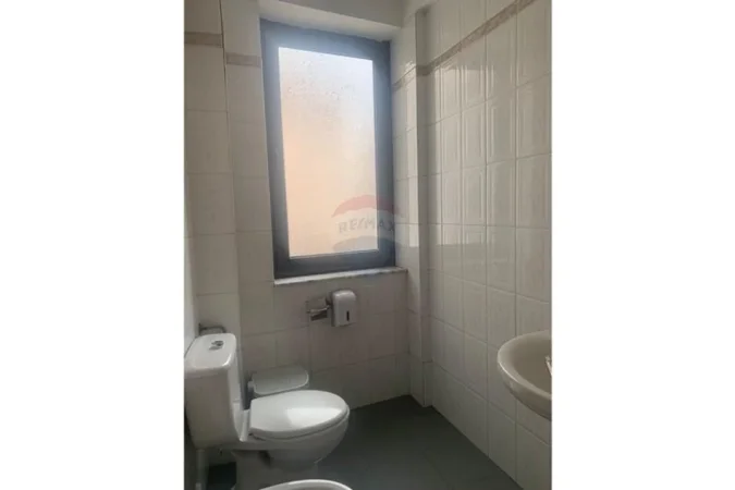 Tirane, jepet me qera zyre Kati 1, 170 m² 1.200 € (Rruga e Dibres)