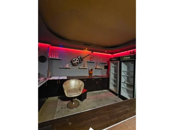 Durres, jepet me qera lokal , 200 m² (Shkallnur ,Durres)