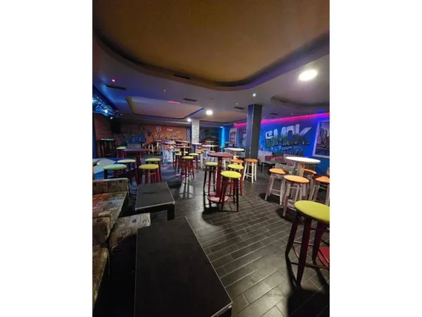 Durres, jepet me qera lokal , 200 m² (Shkallnur ,Durres)