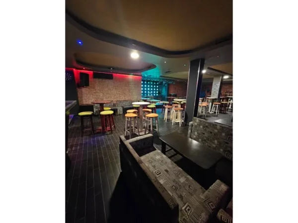 Durres, jepet me qera lokal , 200 m² (Shkallnur ,Durres)