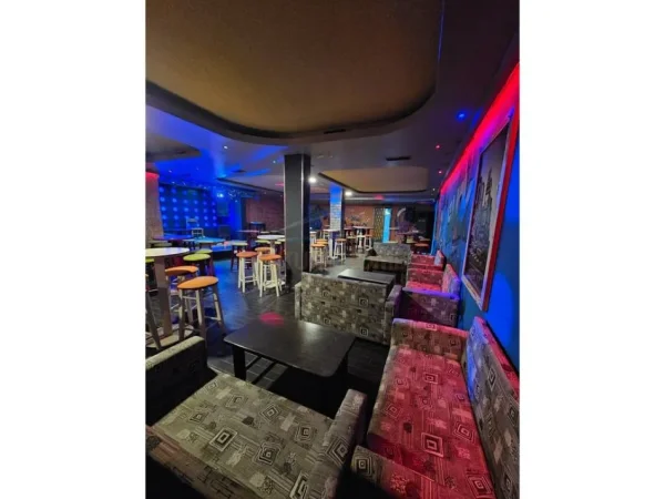 Durres, jepet me qera lokal , 200 m² (Shkallnur ,Durres)