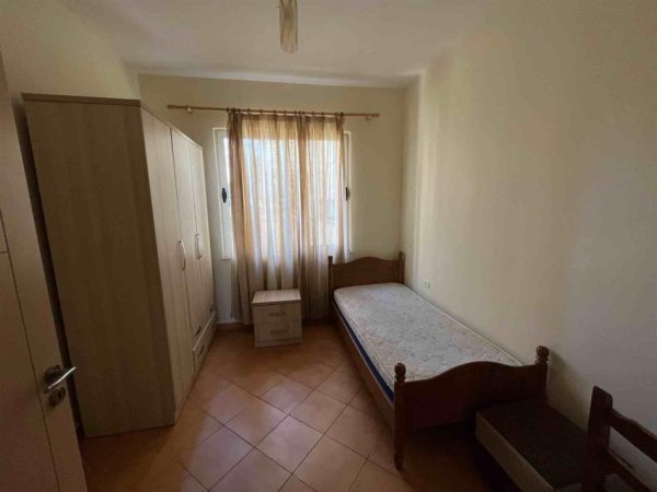 Tirane, jepet me qera apartament 3+1 Kati 2, 104 m² 40,000 leke (Prane Furre Buke Europa)