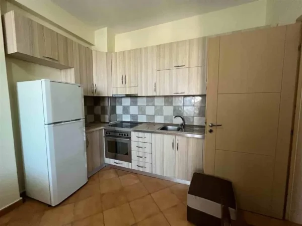 Tirane, jepet me qera apartament 3+1 Kati 2, 104 m² 40,000 leke (Prane Furre Buke Europa)