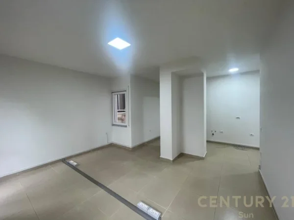 Tirane, jap me qera apartament 2+1 , 105 m² 950 € (Rruga e Kosovarëve)