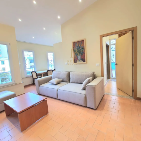 Tirane, jepet me qera shtepi 2+1+Ballkon Kati 3, 150 m² 650 € (Myslym Shyr)